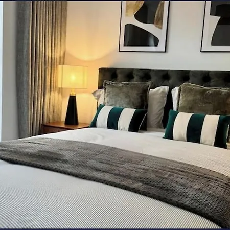 Luxury With Free Parking Apartment *