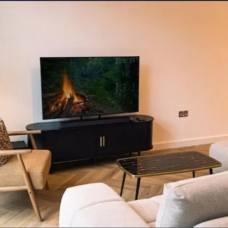 Luxury With Free Parking Apartment