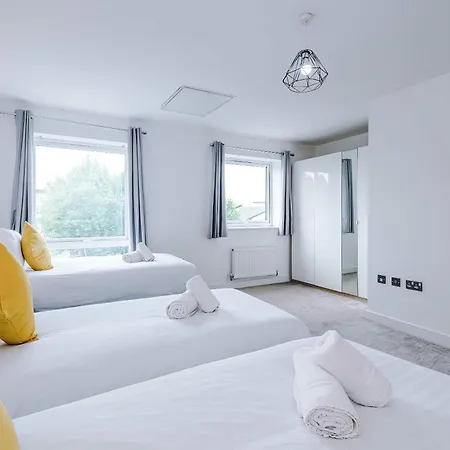 Large 4bedroom 4bathroom Townhouse By Coop Live Arena *