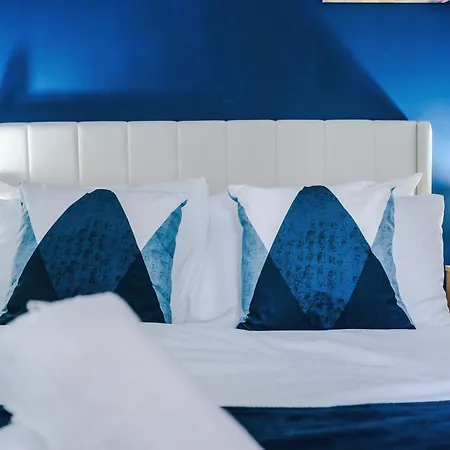 New Large 4 Bedroom House, Sleeps 9, Games Room, Free Parking, Ps4 *