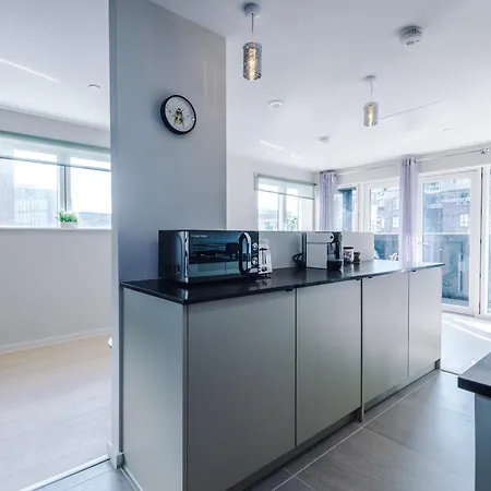 2 Bedroom With Free Parking In Centre, By Eason - Ideal For Weekend Getaways & Business Travel Apartment *