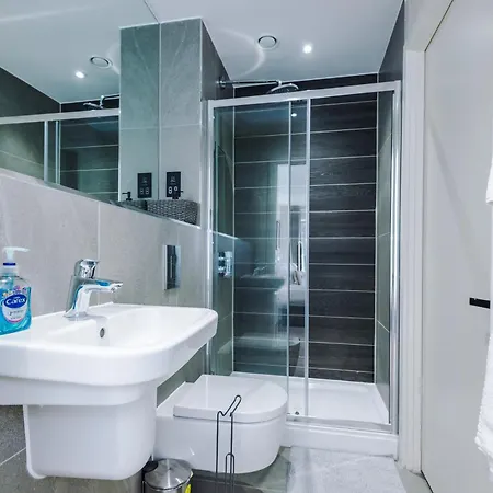 Apartment 2 Bedroom With Free Parking In Centre, By Eason - Ideal For Weekend Getaways & Business Travel Manchester