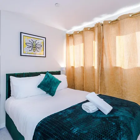 Apartment 2 Bedroom With Free Parking In Centre, By Eason - Ideal For Weekend Getaways & Business Travel Manchester