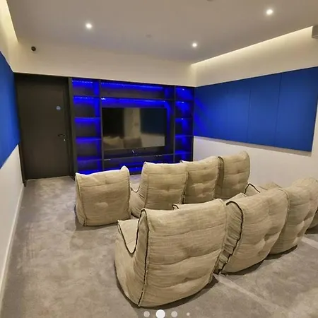 Lakeside - - Free Parking - Cinema Apartment Manchester