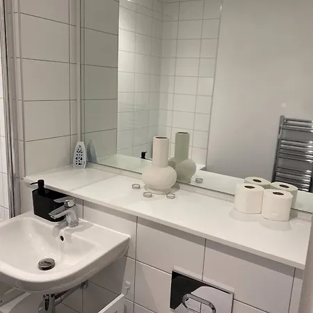 Lakeside - - Free Parking - Cinema Apartment