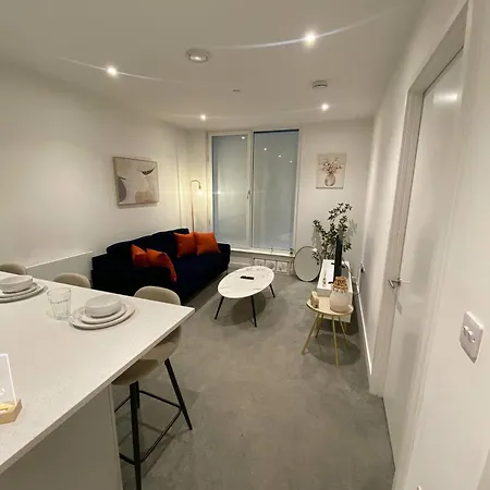 Roof Terrace Lakeside - - Cinema - Free Parking Apartment *