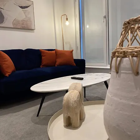 Lakeside - - Free Parking - Cinema Apartment