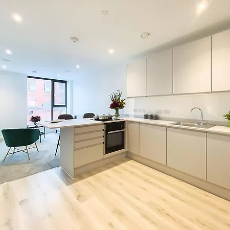 Lakeside - - Free Parking - Cinema Apartment *