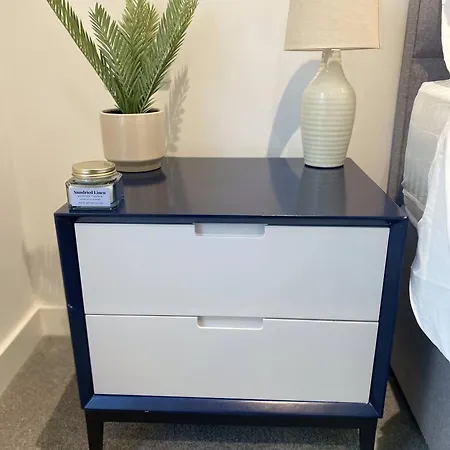 Lakeside - - Free Parking - Cinema Apartment Manchester