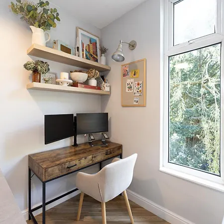 Victorian Wfh Haven With Free Parking *