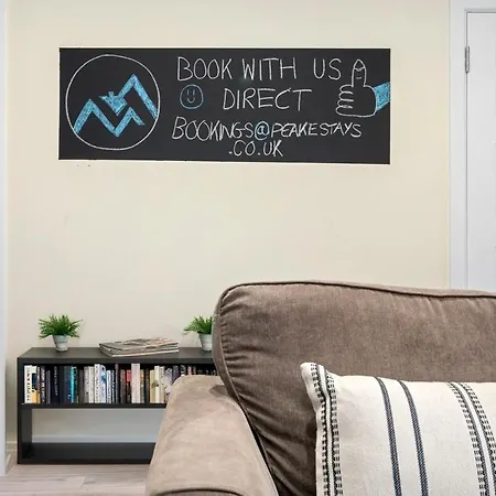 Modern 4 Bedroom In Salford With Wi-fi Holiday home Manchester