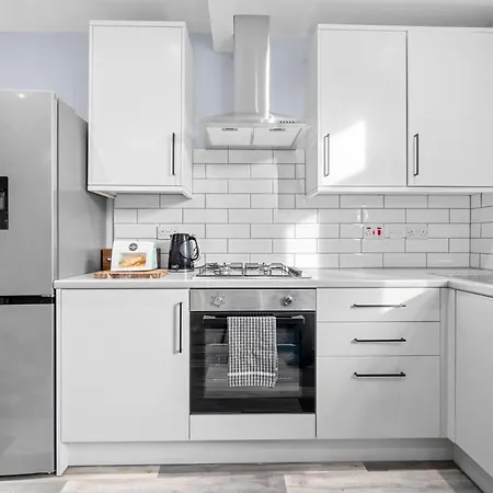 Modern 4 Bedroom In Salford With Wi-fi Holiday home Manchester