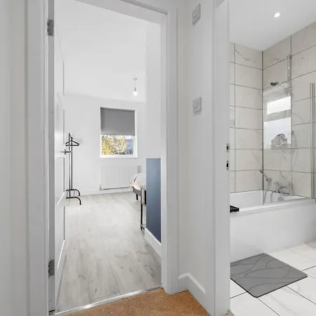 Modern 4 Bedroom In Salford With Wi-fi Holiday home *