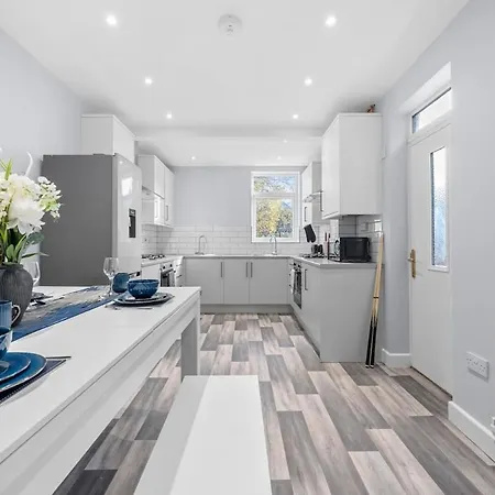 Modern 4 Bedroom In Salford With Wi-fi Manchester