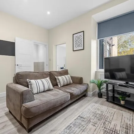 Modern 4 Bedroom In Salford With Wi-fi Holiday home Manchester