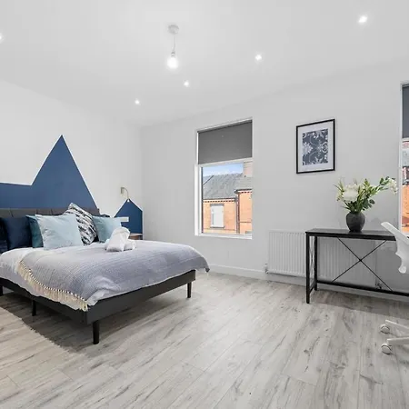 Modern 4 Bedroom In Salford With Wi-fi