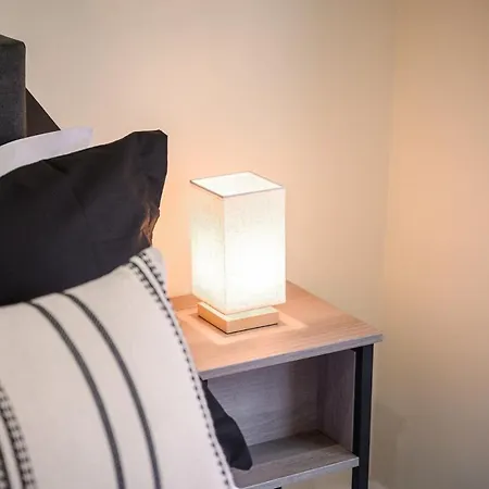 Holiday home Modern 4 Bedroom In Salford With Wi-fi