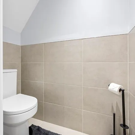 Modern 4 Bedroom In Salford With Wi-fi Holiday home *