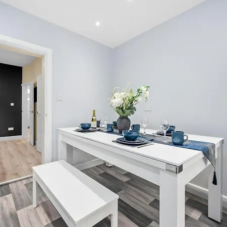 Holiday home Modern 4 Bedroom In Salford With Wi-fi *