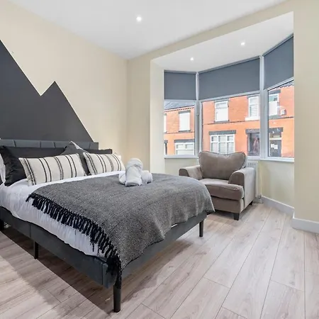 Modern 4 Bedroom In Salford With Wi-fi * Manchester