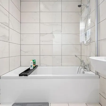 Modern 4 Bedroom In Salford With Wi-fi Holiday home