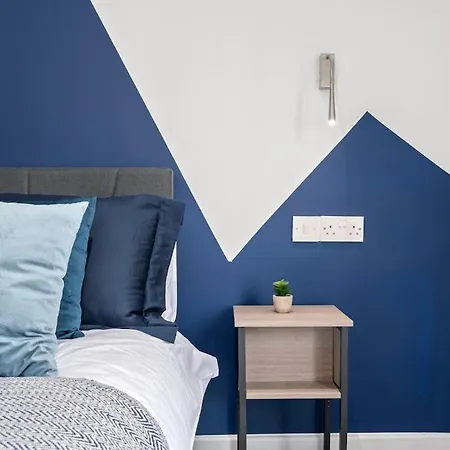 Holiday home Modern 4 Bedroom In Salford With Wi-fi
