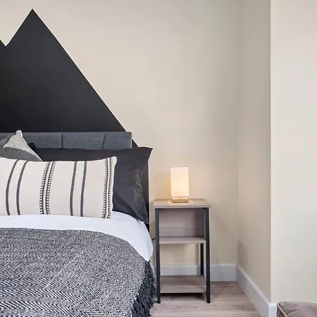 Modern 4 Bedroom In Salford With Wi-fi Holiday home *
