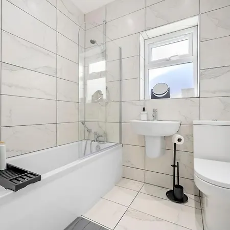 Holiday home Modern 4 Bedroom In Salford With Wi-fi Manchester