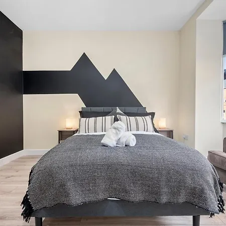 Holiday home Modern 4 Bedroom In Salford With Wi-fi *