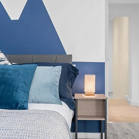 Modern 4 Bedroom In Salford With Wi-fi Holiday home *