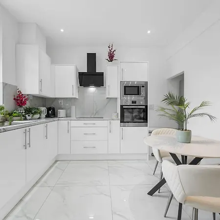 Sluxe 4mins To Etihad Stadium And Coop Live *