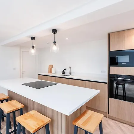 2 Bedroom, 2 Bathroom Apartment, Close To Mcr Centre Apartment