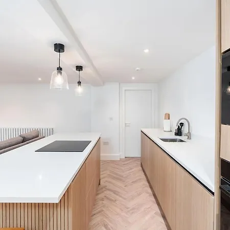 2 Bedroom, 2 Bathroom Apartment, Close To Mcr Centre