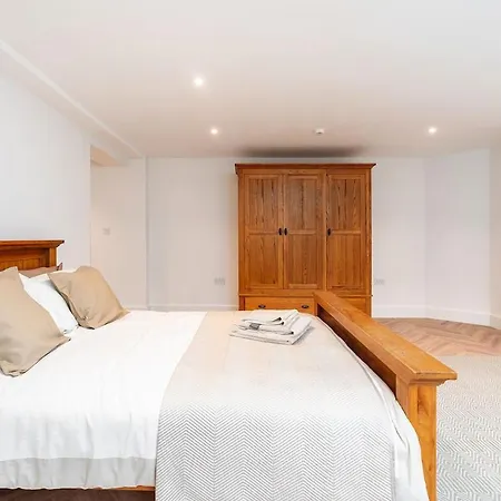 2 Bedroom, 2 Bathroom Apartment, Close To Mcr Centre Apartment *