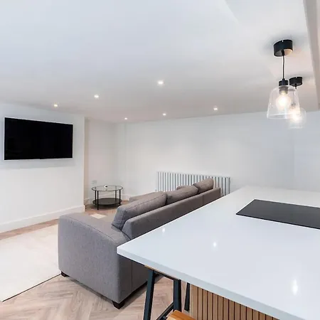 2 Bedroom, 2 Bathroom Apartment, Close To Mcr Centre *