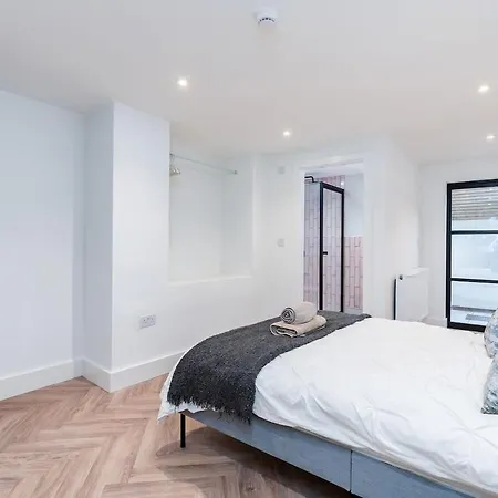 Apartment 2 Bedroom, 2 Bathroom Apartment, Close To Mcr Centre