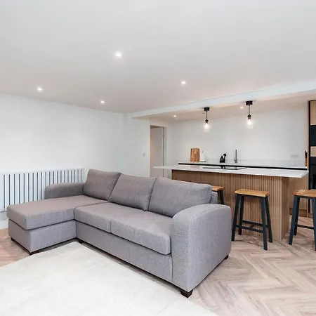 Apartment 2 Bedroom, 2 Bathroom Apartment, Close To Mcr Centre