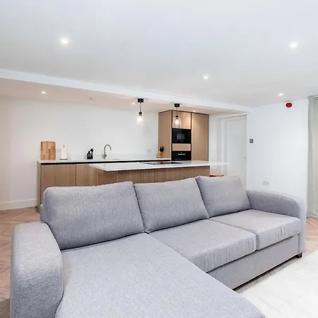 2 Bedroom, 2 Bathroom Apartment, Close To Mcr Centre Apartment *