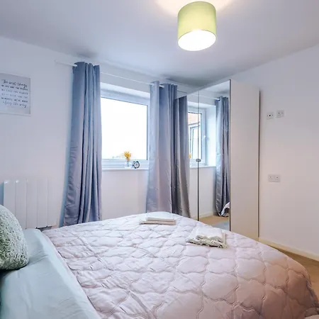 Free Parking, Cosy 2bed In Salford Quays, Balcony, Sleeps 6 *