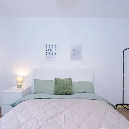 Free Parking, Cosy 2bed In Salford Quays, Balcony, Sleeps 6 Apartment