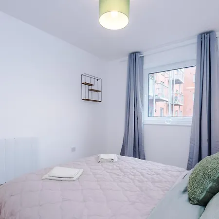 Free Parking, Cosy 2bed In Salford Quays, Balcony, Sleeps 6 *