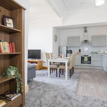 Retreat, Free Parking & Sleeps 5 Apartment Manchester