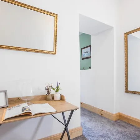 Apartment Retreat, Free Parking & Sleeps 5 *