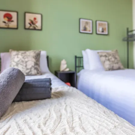 Retreat, Free Parking & Sleeps 5 *