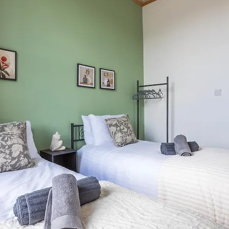 Apartment Retreat, Free Parking & Sleeps 5