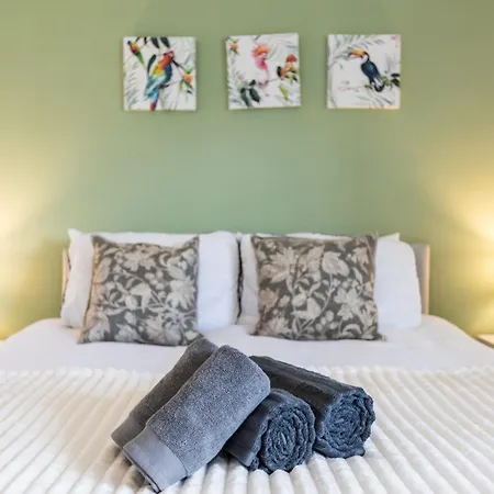 Apartment Retreat, Free Parking & Sleeps 5 *