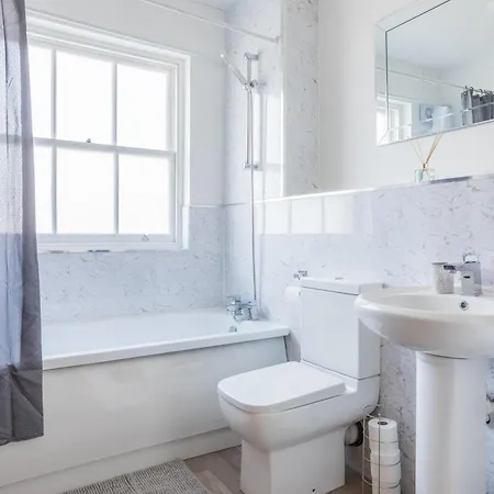 Retreat, Free Parking & Sleeps 5 * Manchester