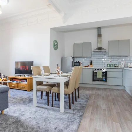 Retreat, Free Parking & Sleeps 5 Apartment