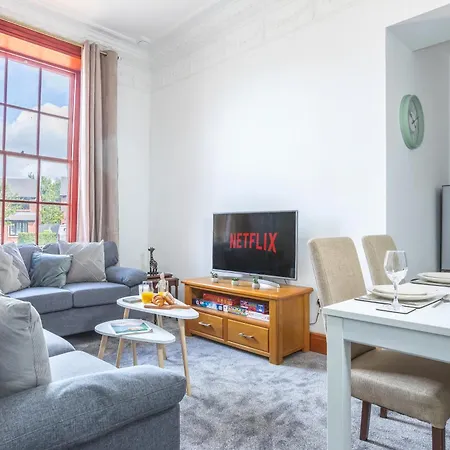Apartment Retreat, Free Parking & Sleeps 5 Manchester