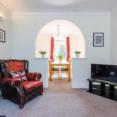 3 Bedroom In Prestwich 15 Mins From Centre Garden Free Parking Superfast Wifi Netflix 펜션 *